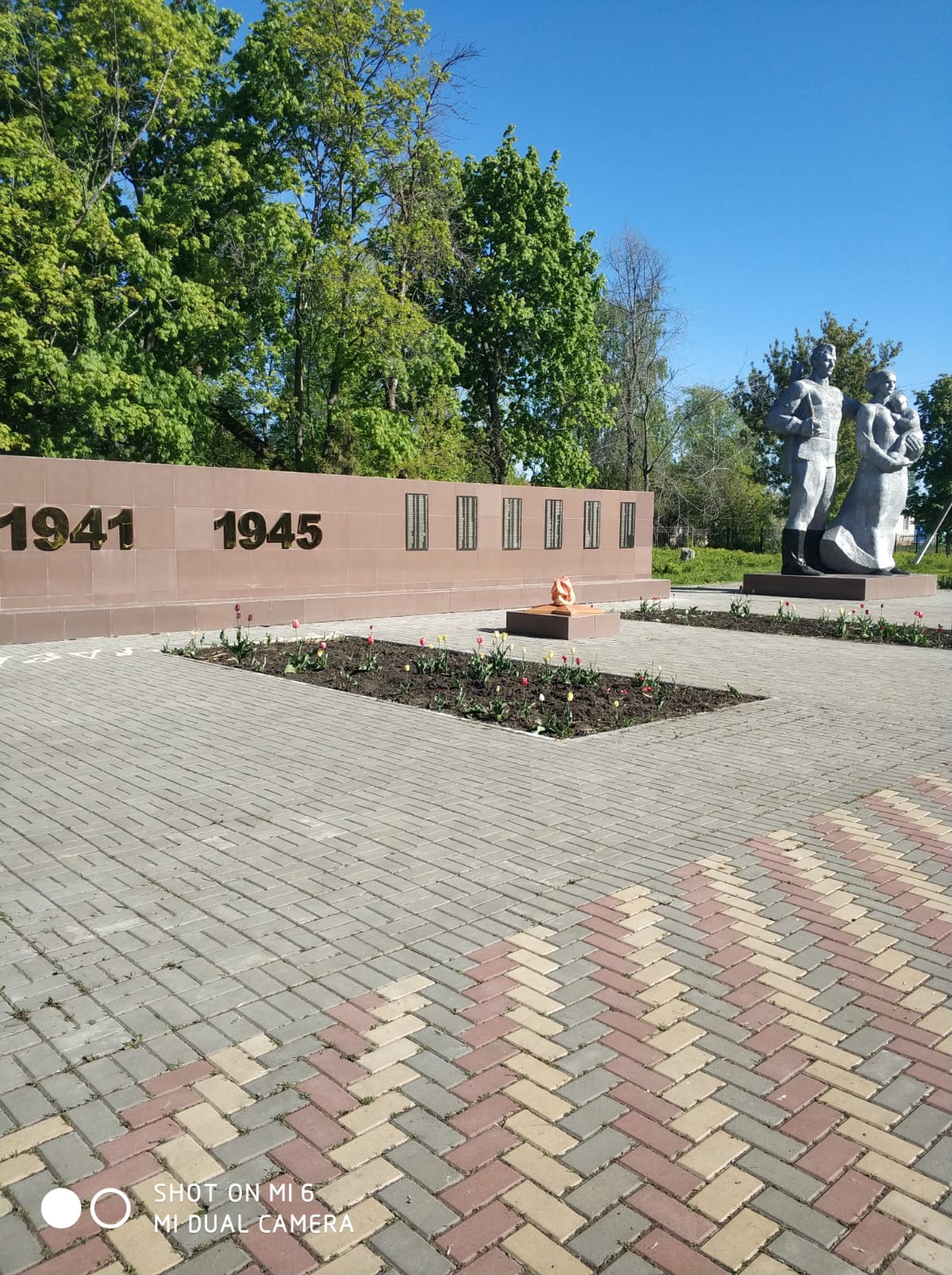 В центре села Шишовка Бобровского муниципального района, в парке Тимашовский, расположен Военно-мемориальный комплекс «Слава», открытый в 1987 году в память жителей села, ушедших на фронт в 1939-1945гг. Великой Отечественной войны..